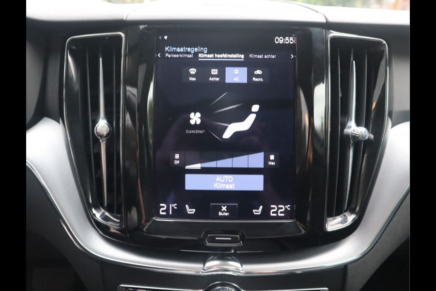 Volvo XC60 2.0 B5 Momentum Exclusive / Panoramadak