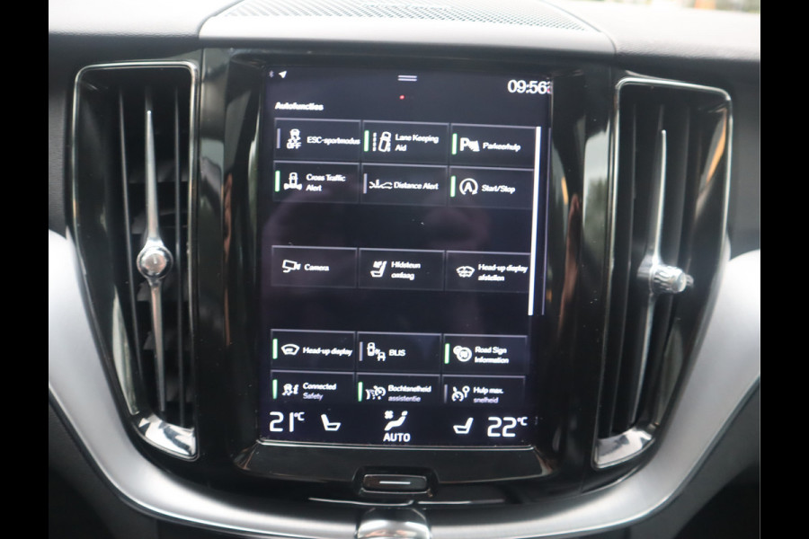 Volvo XC60 2.0 B5 Momentum Exclusive / Panoramadak