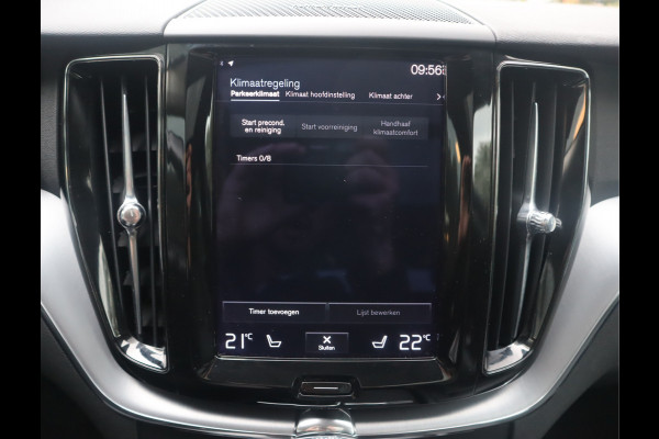 Volvo XC60 2.0 B5 Momentum Exclusive / Panoramadak