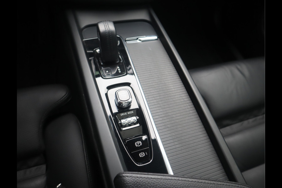 Volvo XC60 2.0 B5 Momentum Exclusive / Panoramadak