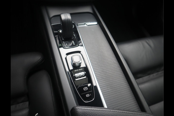 Volvo XC60 2.0 B5 Momentum Exclusive / Panoramadak