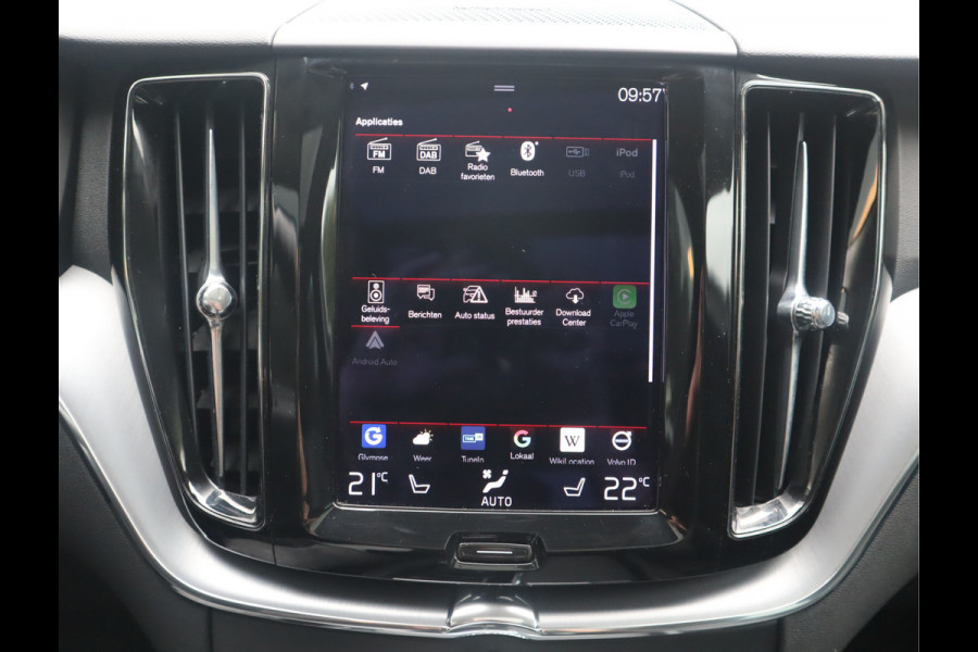Volvo XC60 2.0 B5 Momentum Exclusive / Panoramadak