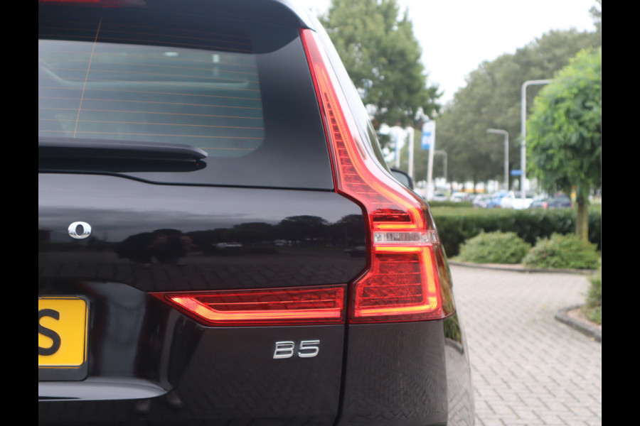 Volvo XC60 2.0 B5 Momentum Exclusive / Panoramadak