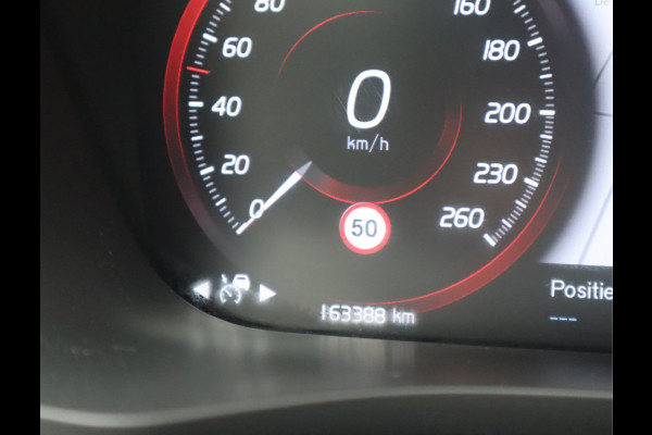 Volvo XC60 2.0 B5 Momentum Exclusive / Panoramadak