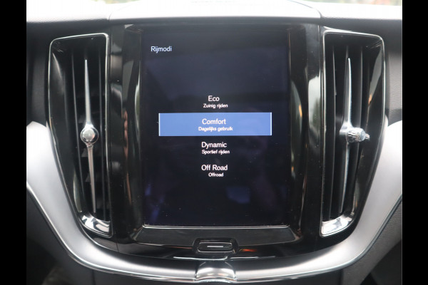 Volvo XC60 2.0 B5 Momentum Exclusive / Panoramadak