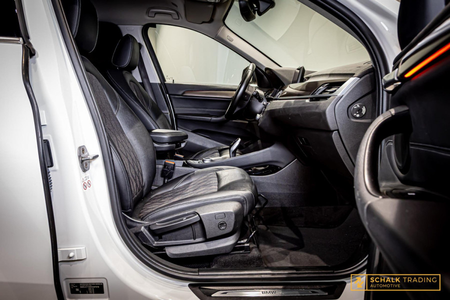 BMW X1 SDrive18i High Executive|Cam|StoelV|Dealer ond|Clima