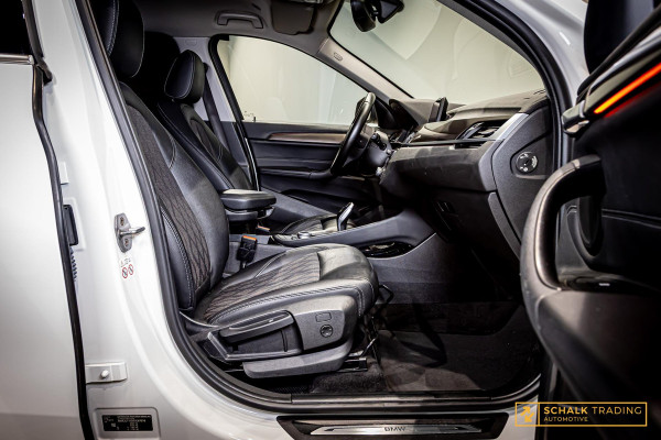 BMW X1 SDrive18i High Executive|Cam|StoelV|Dealer ond|Clima