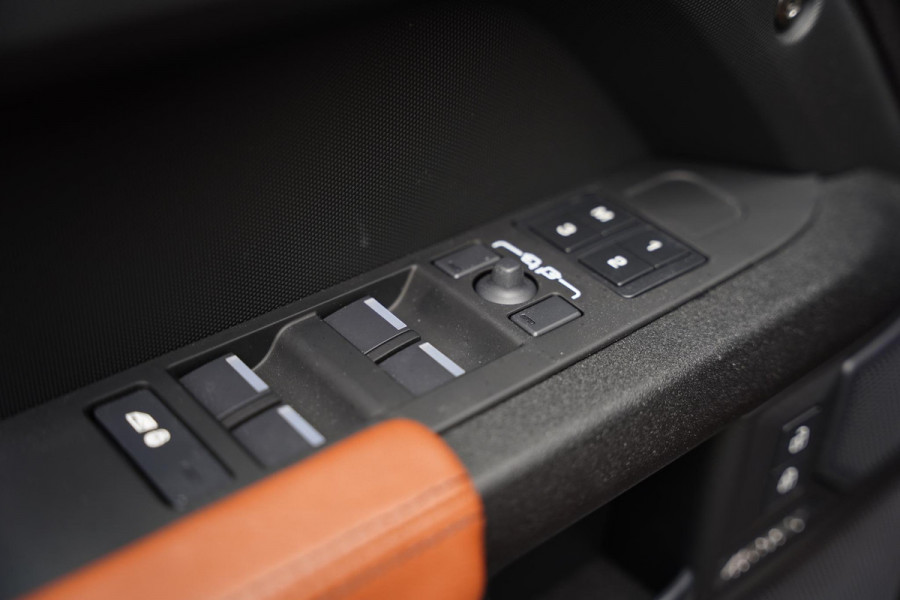 Land Rover Defender 110 P 635 V 8 Octa One of One Lamborghini Leather