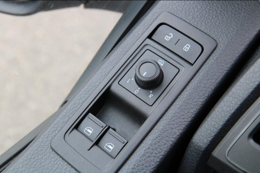 Volkswagen Transporter 2.0 TDI DSG L2H1 Comfortline / Automaat / Trekhaak / App connect