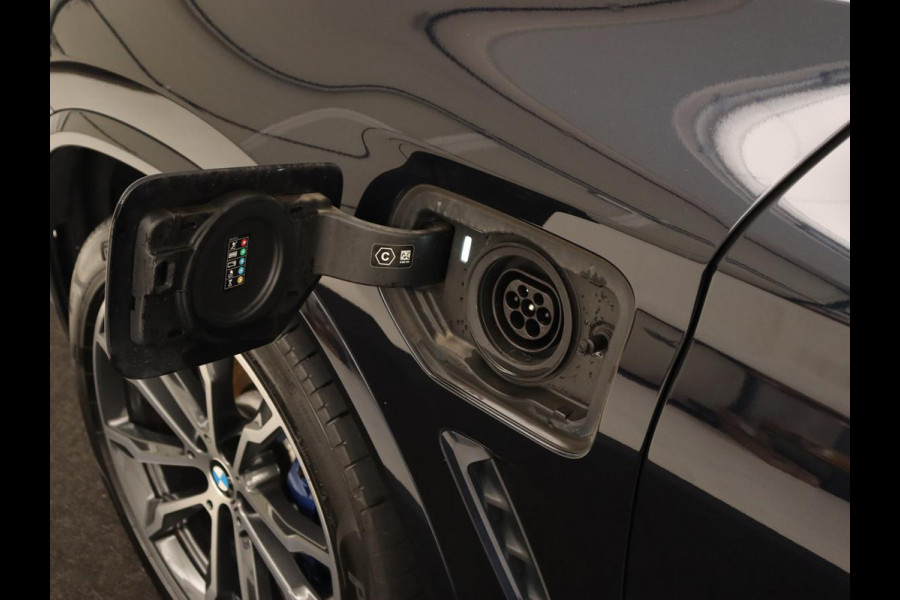 BMW X3 xDrive30e M Sport | Panoramadak | Trekhaak | Head-Up | Stoelverwarming | Leder | Live Cockpit | Stuurverwarming | Carplay | Camera | 20'' | Navigatie | Keyless | PHEV | Plug In