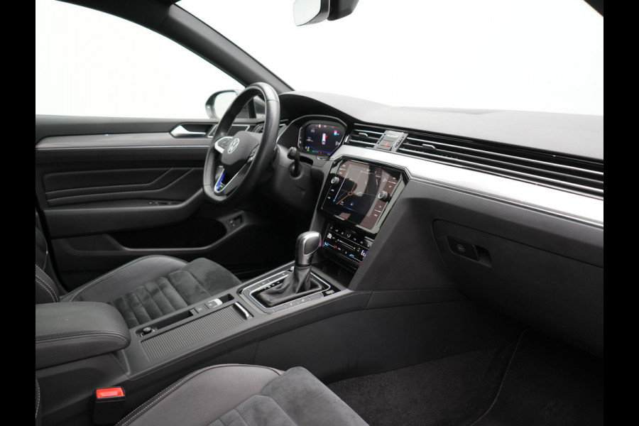Volkswagen Passat Variant 1.4 TSI GTE Business Plug In Hybrid 218pk Dealer O.H PHEV | Trekhaak Af Fabriek | Adaptive Cruise | Alcantara Sportstoelen Massage & Verwarmd | IQ Light | Apple Carplay | Keyless | Blis | Navigatie | Virtual | DAB |