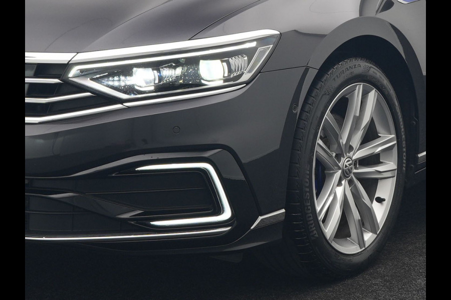 Volkswagen Passat Variant 1.4 TSI GTE Business Plug In Hybrid 218pk Dealer O.H PHEV | Trekhaak Af Fabriek | Adaptive Cruise | Alcantara Sportstoelen Massage & Verwarmd | IQ Light | Apple Carplay | Keyless | Blis | Navigatie | Virtual | DAB |