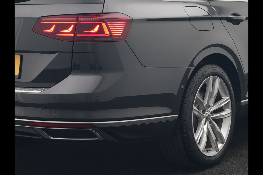 Volkswagen Passat Variant 1.4 TSI GTE Business Plug In Hybrid 218pk Dealer O.H PHEV | Trekhaak Af Fabriek | Adaptive Cruise | Alcantara Sportstoelen Massage & Verwarmd | IQ Light | Apple Carplay | Keyless | Blis | Navigatie | Virtual | DAB |
