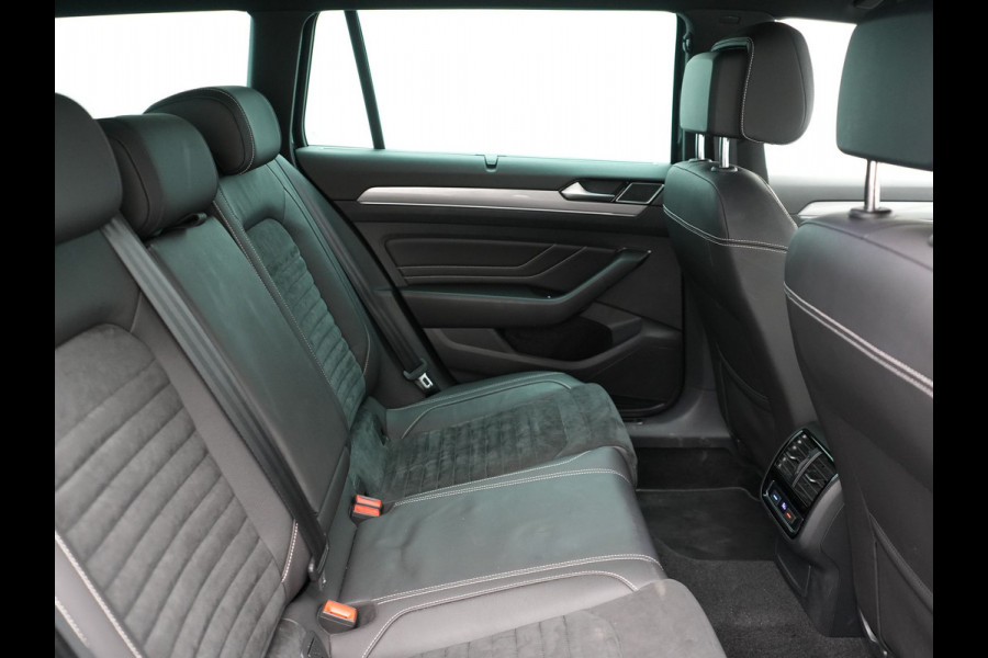 Volkswagen Passat Variant 1.4 TSI GTE Business Plug In Hybrid 218pk Dealer O.H PHEV | Trekhaak Af Fabriek | Adaptive Cruise | Alcantara Sportstoelen Massage & Verwarmd | IQ Light | Apple Carplay | Keyless | Blis | Navigatie | Virtual | DAB |