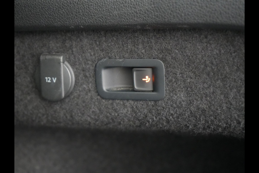 Volkswagen Passat Variant 1.4 TSI GTE Business Plug In Hybrid 218pk Dealer O.H PHEV | Trekhaak Af Fabriek | Adaptive Cruise | Alcantara Sportstoelen Massage & Verwarmd | IQ Light | Apple Carplay | Keyless | Blis | Navigatie | Virtual | DAB |