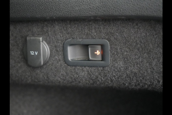Volkswagen Passat Variant 1.4 TSI GTE Business Plug In Hybrid 218pk Dealer O.H PHEV | Trekhaak Af Fabriek | Adaptive Cruise | Alcantara Sportstoelen Massage & Verwarmd | IQ Light | Apple Carplay | Keyless | Blis | Navigatie | Virtual | DAB |