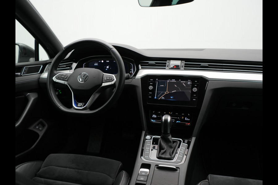 Volkswagen Passat Variant 1.4 TSI GTE Business Plug In Hybrid 218pk Dealer O.H PHEV | Trekhaak Af Fabriek | Adaptive Cruise | Alcantara Sportstoelen Massage & Verwarmd | IQ Light | Apple Carplay | Keyless | Blis | Navigatie | Virtual | DAB |
