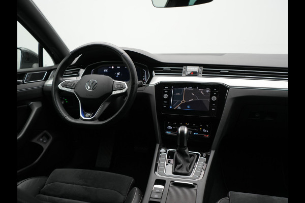 Volkswagen Passat Variant 1.4 TSI GTE Business Plug In Hybrid 218pk Dealer O.H PHEV | Trekhaak Af Fabriek | Adaptive Cruise | Alcantara Sportstoelen Massage & Verwarmd | IQ Light | Apple Carplay | Keyless | Blis | Navigatie | Virtual | DAB |