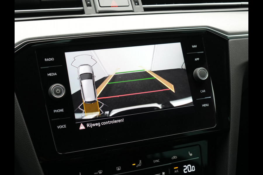 Volkswagen Passat Variant 1.4 TSI GTE Business Plug In Hybrid 218pk Dealer O.H PHEV | Trekhaak Af Fabriek | Adaptive Cruise | Alcantara Sportstoelen Massage & Verwarmd | IQ Light | Apple Carplay | Keyless | Blis | Navigatie | Virtual | DAB |