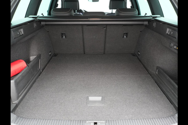 Volkswagen Passat Variant 1.4 TSI GTE Business Plug In Hybrid 218pk Dealer O.H PHEV | Trekhaak Af Fabriek | Adaptive Cruise | Alcantara Sportstoelen Massage & Verwarmd | IQ Light | Apple Carplay | Keyless | Blis | Navigatie | Virtual | DAB |