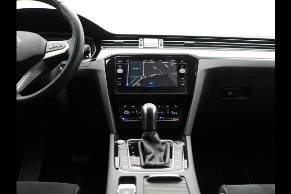 Volkswagen Passat Variant 1.4 TSI GTE Business Plug In Hybrid 218pk Dealer O.H PHEV | Trekhaak Af Fabriek | Adaptive Cruise | Alcantara Sportstoelen Massage & Verwarmd | IQ Light | Apple Carplay | Keyless | Blis | Navigatie | Virtual | DAB |
