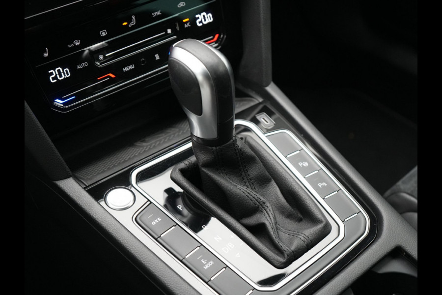 Volkswagen Passat Variant 1.4 TSI GTE Business Plug In Hybrid 218pk Dealer O.H PHEV | Trekhaak Af Fabriek | Adaptive Cruise | Alcantara Sportstoelen Massage & Verwarmd | IQ Light | Apple Carplay | Keyless | Blis | Navigatie | Virtual | DAB |