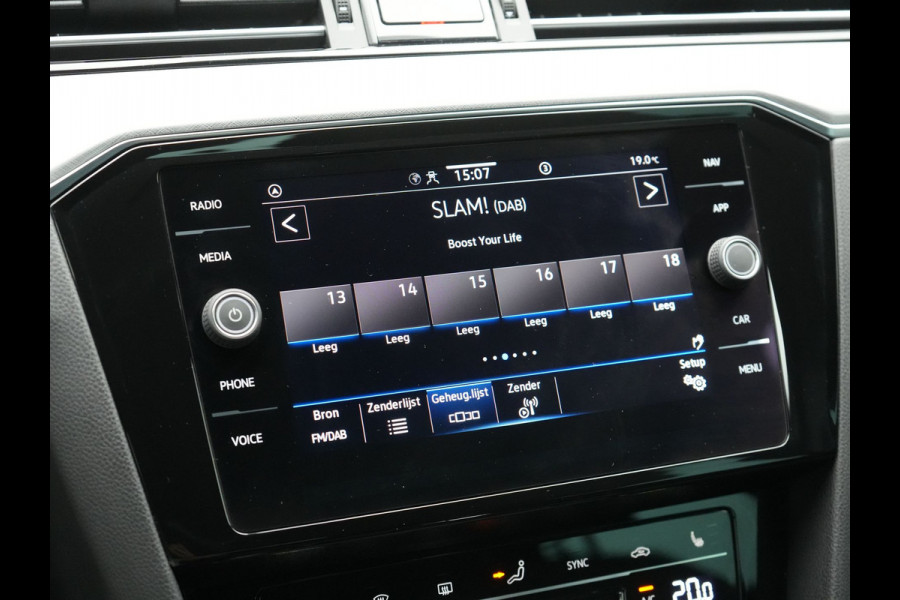 Volkswagen Passat Variant 1.4 TSI GTE Business Plug In Hybrid 218pk Dealer O.H PHEV | Trekhaak Af Fabriek | Adaptive Cruise | Alcantara Sportstoelen Massage & Verwarmd | IQ Light | Apple Carplay | Keyless | Blis | Navigatie | Virtual | DAB |