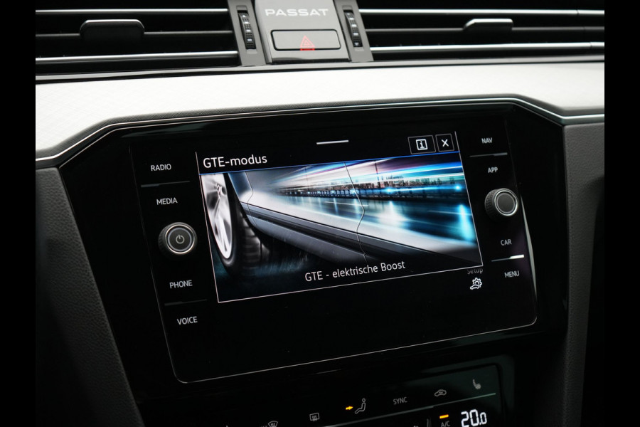 Volkswagen Passat Variant 1.4 TSI GTE Business Plug In Hybrid 218pk Dealer O.H PHEV | Trekhaak Af Fabriek | Adaptive Cruise | Alcantara Sportstoelen Massage & Verwarmd | IQ Light | Apple Carplay | Keyless | Blis | Navigatie | Virtual | DAB |