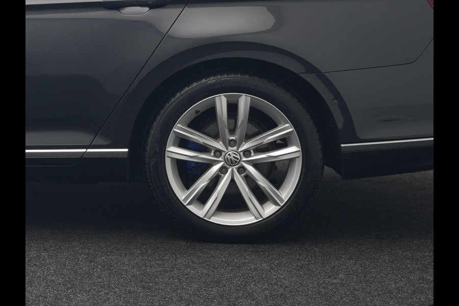 Volkswagen Passat Variant 1.4 TSI GTE Business Plug In Hybrid 218pk Dealer O.H PHEV | Trekhaak Af Fabriek | Adaptive Cruise | Alcantara Sportstoelen Massage & Verwarmd | IQ Light | Apple Carplay | Keyless | Blis | Navigatie | Virtual | DAB |