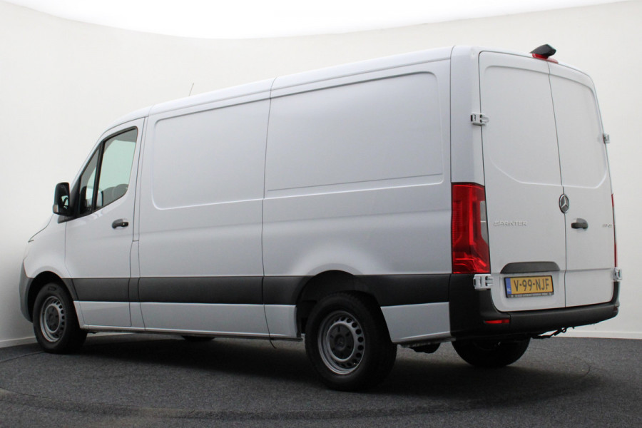 Mercedes-Benz Sprinter 317 CDI Aut. L2H1 Leer, 3-Zits, Camera, Standkachel, Apple Carplay, Cruise, DAB Mercedes-Benz Sprinter 317 CDI Aut. L2H1 Leer, 3-Zits, Camera, Standkachel, Apple Carplay, Cruise, DAB