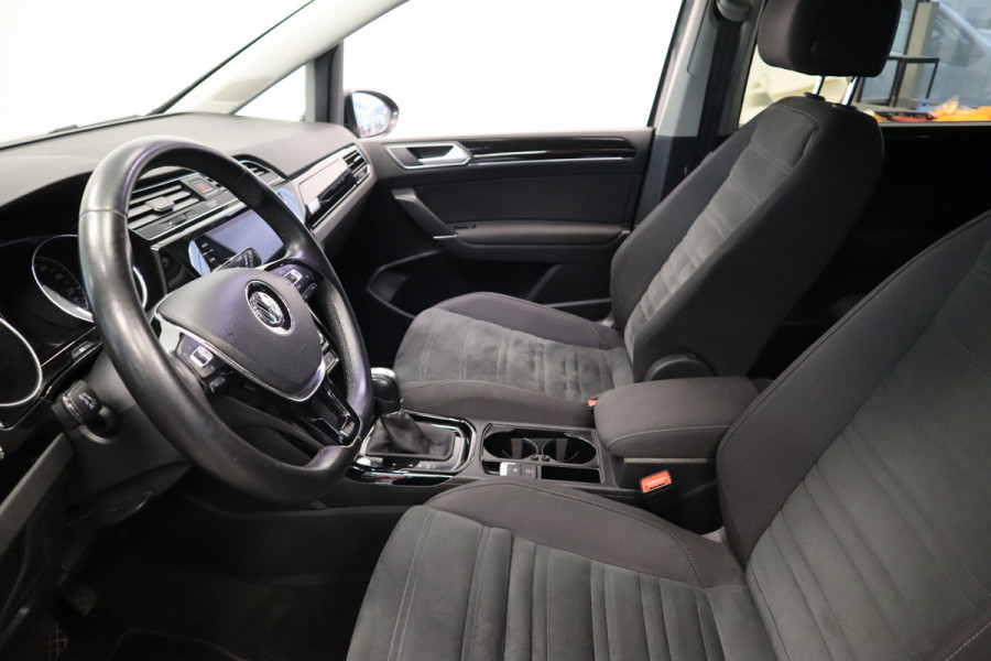 Volkswagen Touran 1.5 TSI Highline Business R Navigatie Full-led Adaptive-Cruise