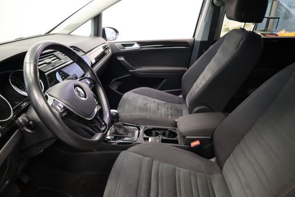Volkswagen Touran 1.5 TSI Highline Business R Navigatie Full-led Adaptive-Cruise