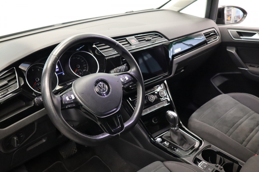 Volkswagen Touran 1.5 TSI Highline Business R Navigatie Full-led Adaptive-Cruise