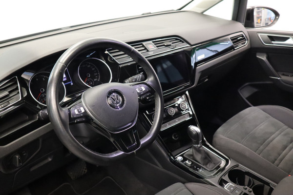 Volkswagen Touran 1.5 TSI Highline Business R Navigatie Full-led Adaptive-Cruise