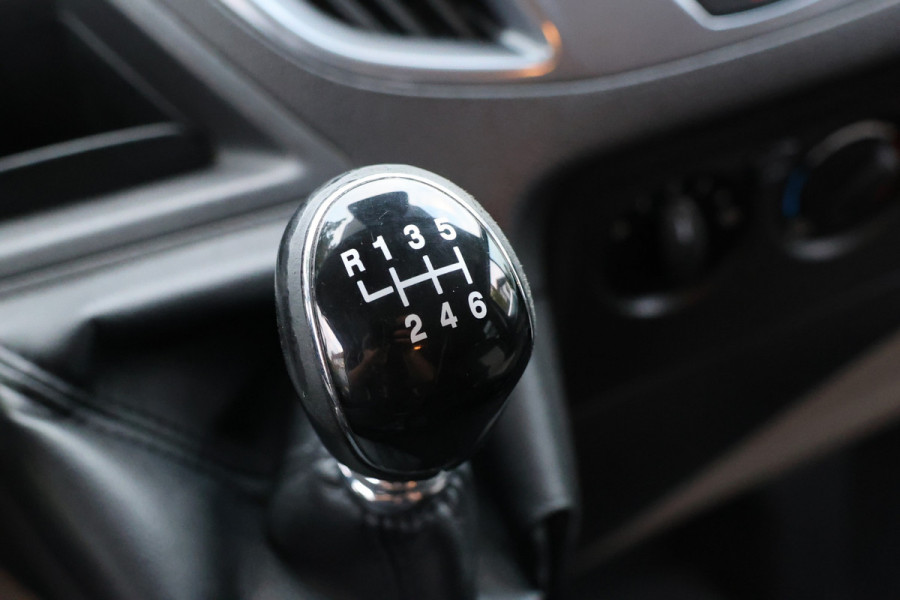 Ford Transit Custom 290 2.0 TDCI 170 PK L2H1 Limited DC | Navigatie | Camera | Stoelverwarming | PDC V+A | Trekhaak | Airco | 5-Zitter | Trekhaak | Nieuwe Turbo | Nieuwe APK | NAP Logisch