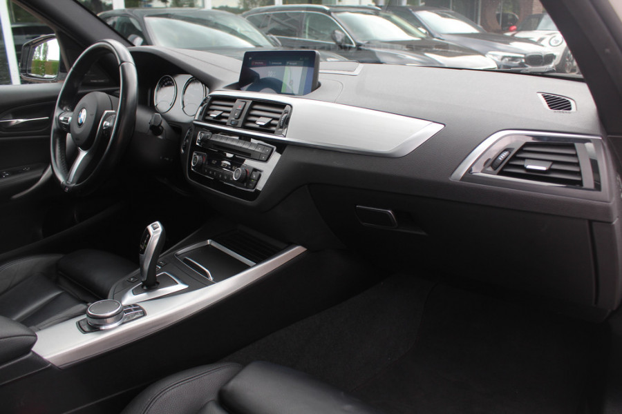 BMW 1-serie 118i High Exe. M Sport / Leder / Navigatie / Parkeerhulp V+A / 18'' / Sportstoelen / Stoelverwarming / DAB / Cruise Control BMW 1-serie 118i High Exe. M Sport / Leder / Navigatie / Parkeerhulp V+A / 18'' / Sportstoelen / Stoelverwarming / DAB / Cruise Control