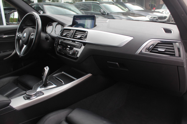 BMW 1-serie 118i High Exe. M Sport / Leder / Navigatie / Parkeerhulp V+A / 18'' / Sportstoelen / Stoelverwarming / DAB / Cruise Control BMW 1-serie 118i High Exe. M Sport / Leder / Navigatie / Parkeerhulp V+A / 18'' / Sportstoelen / Stoelverwarming / DAB / Cruise Control