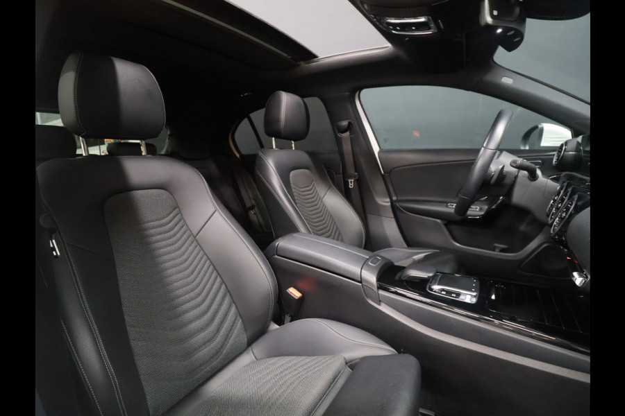 Mercedes-Benz A-Klasse 180 Business Solution [SCHUIFKANTELDAK, CRUISE CONTROL, CAMERA, PDC 360, APPLE CARPLAY, ANDROID AUTO, STOELVERWARMING, NIEUWSTAAT]