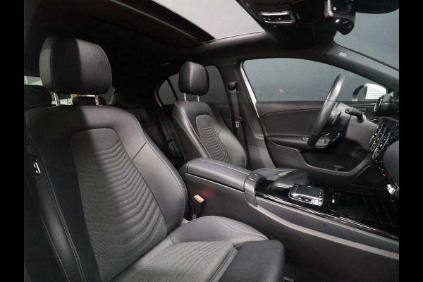 Mercedes-Benz A-Klasse 180 Business Solution [SCHUIFKANTELDAK, CRUISE CONTROL, CAMERA, PDC 360, APPLE CARPLAY, ANDROID AUTO, STOELVERWARMING, NIEUWSTAAT]
