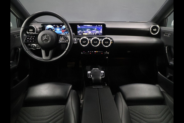 Mercedes-Benz A-Klasse 180 Business Solution [SCHUIFKANTELDAK, CRUISE CONTROL, CAMERA, PDC 360, APPLE CARPLAY, ANDROID AUTO, STOELVERWARMING, NIEUWSTAAT]
