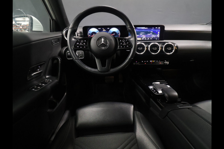 Mercedes-Benz A-Klasse 180 Business Solution [SCHUIFKANTELDAK, CRUISE CONTROL, CAMERA, PDC 360, APPLE CARPLAY, ANDROID AUTO, STOELVERWARMING, NIEUWSTAAT]