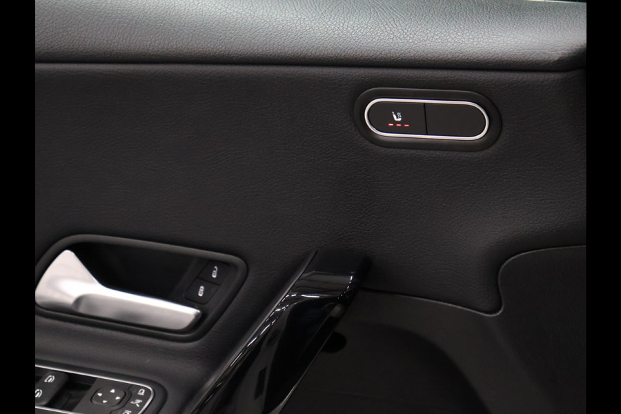 Mercedes-Benz A-Klasse 180 Business Solution [SCHUIFKANTELDAK, CRUISE CONTROL, CAMERA, PDC 360, APPLE CARPLAY, ANDROID AUTO, STOELVERWARMING, NIEUWSTAAT]