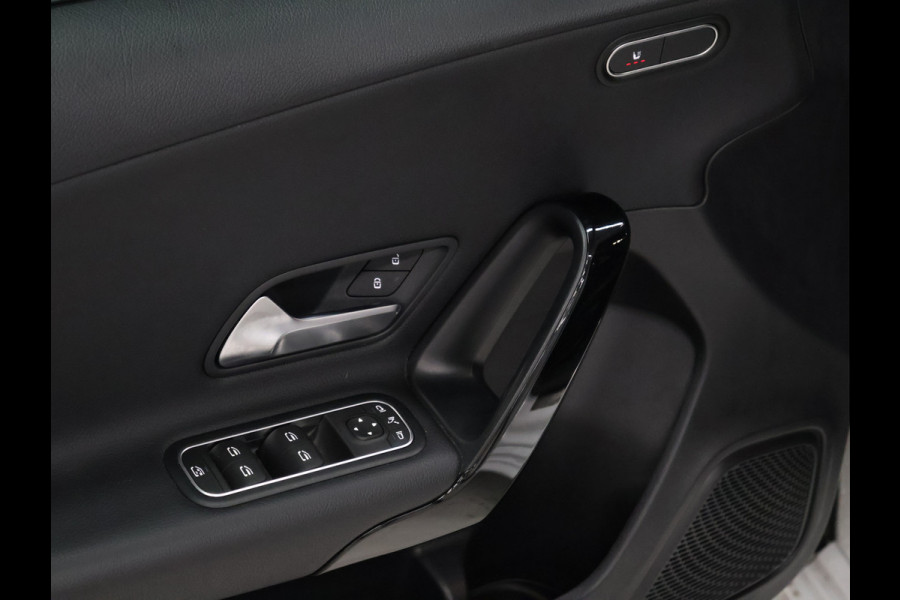 Mercedes-Benz A-Klasse 180 Business Solution [SCHUIFKANTELDAK, CRUISE CONTROL, CAMERA, PDC 360, APPLE CARPLAY, ANDROID AUTO, STOELVERWARMING, NIEUWSTAAT]