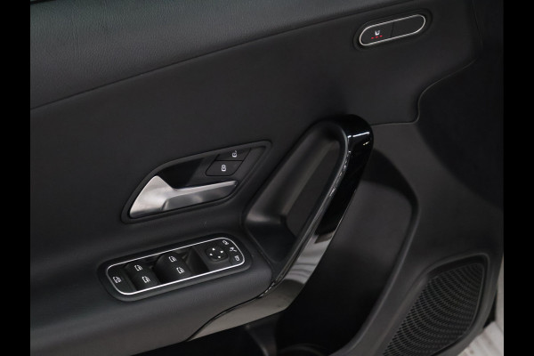 Mercedes-Benz A-Klasse 180 Business Solution [SCHUIFKANTELDAK, CRUISE CONTROL, CAMERA, PDC 360, APPLE CARPLAY, ANDROID AUTO, STOELVERWARMING, NIEUWSTAAT]