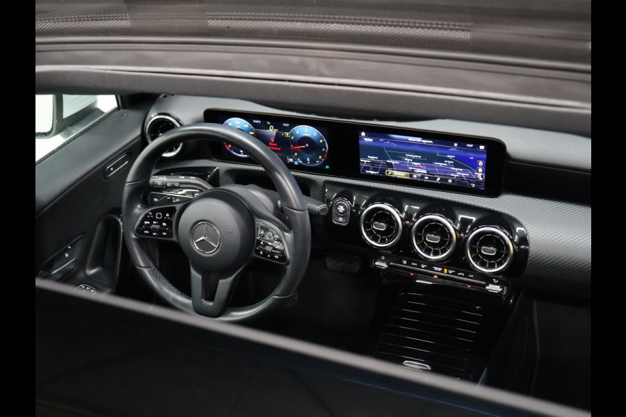 Mercedes-Benz A-Klasse 180 Business Solution [SCHUIFKANTELDAK, CRUISE CONTROL, CAMERA, PDC 360, APPLE CARPLAY, ANDROID AUTO, STOELVERWARMING, NIEUWSTAAT]