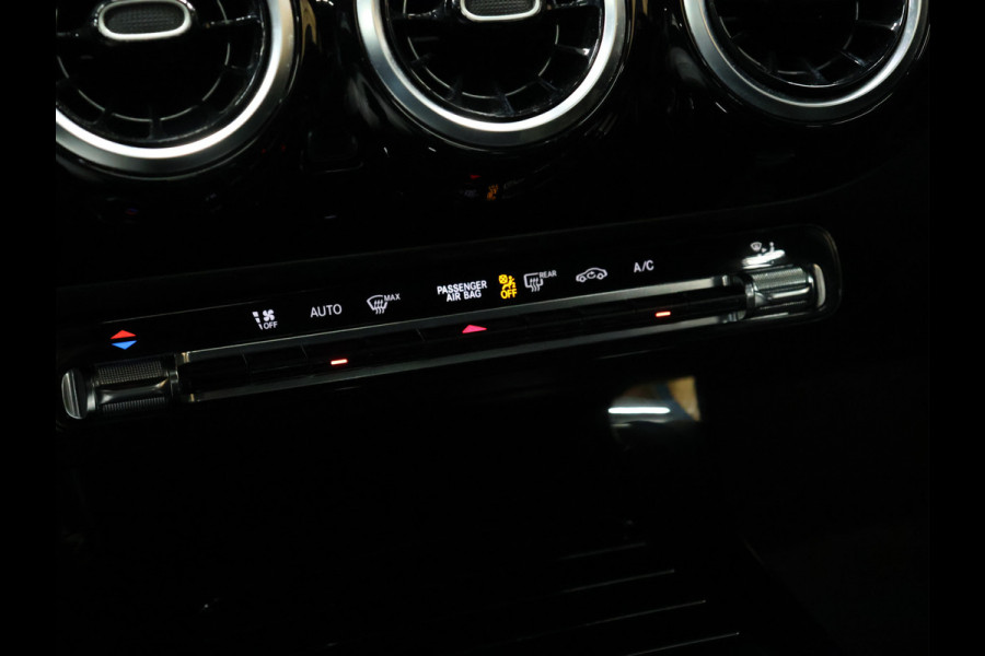 Mercedes-Benz A-Klasse 180 Business Solution [SCHUIFKANTELDAK, CRUISE CONTROL, CAMERA, PDC 360, APPLE CARPLAY, ANDROID AUTO, STOELVERWARMING, NIEUWSTAAT]