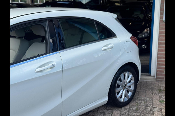 Mercedes-Benz A-Klasse 180 Prestige 2017 AUT NAVI LEDER NAP! Mercedes-Benz A-Klasse 180 Prestige 2017 AUT NAVI LEDER NAP!