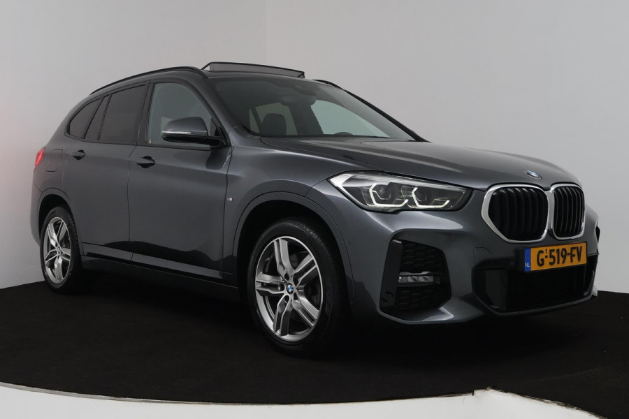 BMW X1 SDrive20i High Executive Edition (PANORAMADAK, STOELVERWARMING, HEAD-UP, CRUISE CONTROL, PARKEERSENSOREN, DEALER ONDERHOUD) BMW X1 SDrive20i High Executive Edition (PANORAMADAK, STOELVERWARMING, HEAD-UP, CRUISE CONTROL, PARKEERSENSOREN, DEALER ONDERHOUD)