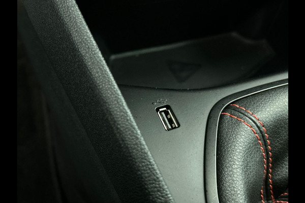 Ford Fiesta 1.0 EcoBoost 155pk Hybrid ST-Line | Navigatie | Climate Control | Stoelverwarming | Extra Getint Glas | Cruise Control
