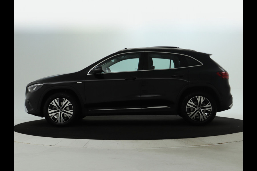 Mercedes-Benz GLA 250 e Plug-In Hybride | Panoramadak | Distronic | Sound system | Parkeerpakket met achteruitrijcamera | Stuur en Stoelverwarming. Inclusief 24 maanden MB Certified garantie voor Europa. Mercedes-Benz GLA 250 e Plug-In Hybride | Panoramadak | Distronic | Sound system | Parkeerpakket met achteruitrijcamera | Stuur en Stoelverwarming. Inclusief 24 maanden MB Certified garantie voor Europa.